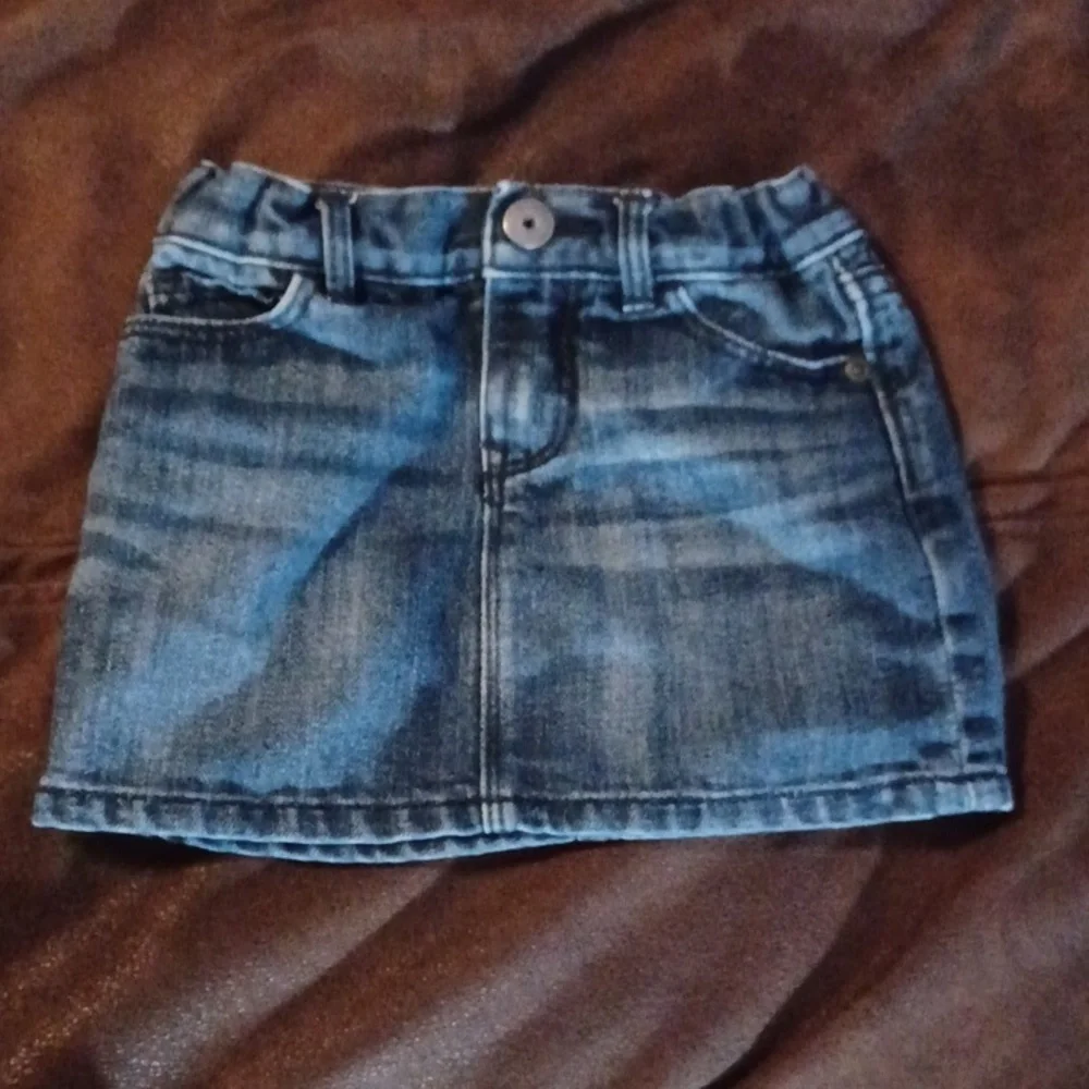 GAP SKIRT, WITH JUMPING BEANS TOP, BOTH ARE SIZE 3T.